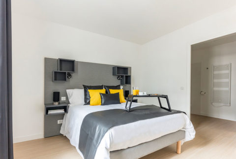 O quarto e a sua cama queen size