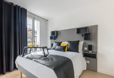 La camera da letto con il letto queen size