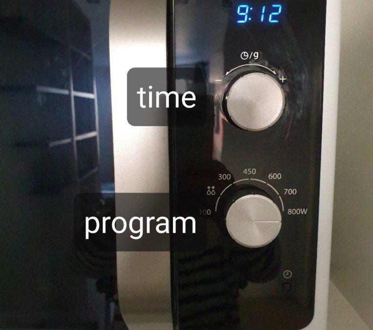 Os dois botões do micro-ondas: «time» e «program»